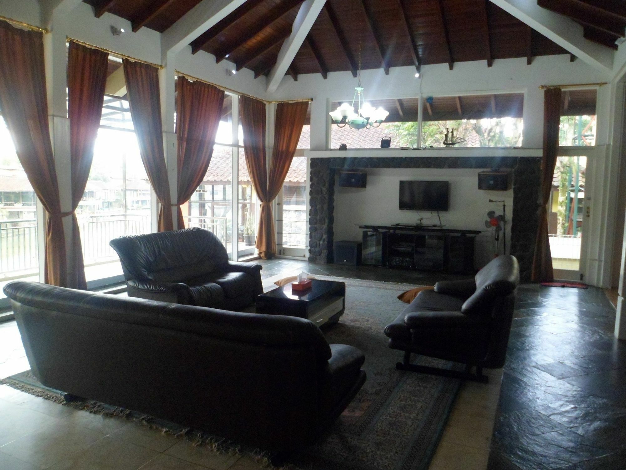 Villa Bukit Danau Cipanas  Εξωτερικό φωτογραφία